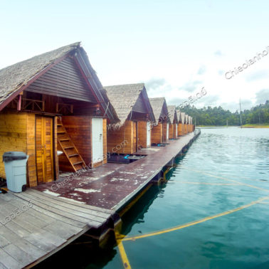 แพคีรีวาริน ทางเดินเชื่อมต่อ อยู่ด้านหลังแพ