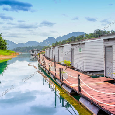 แพภูผาวารี มีทางเดินเชื่อมต่อที่ด้านหลังแพ