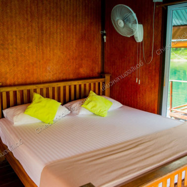 ภายในห้องพักแพเรือนไม้ห้องกระจก แพภูตะวัน
