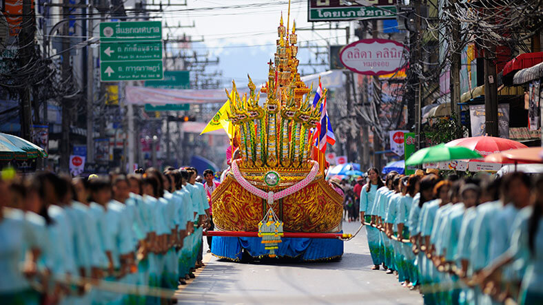 ประเพณีชักพระทอด ผ้าป่าและแข่งขันเรือยาว
