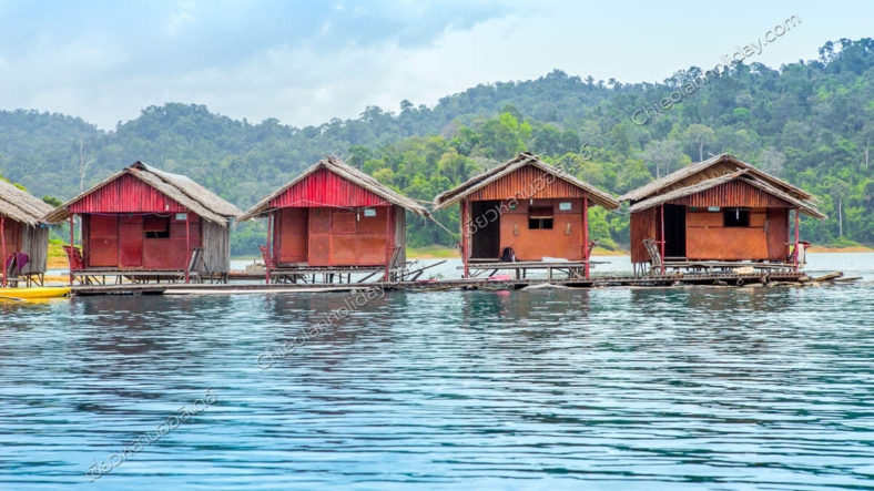 แพไกรสร 1 ใน 4 แพอุทยานเขื่อนเชี่ยวหลาน