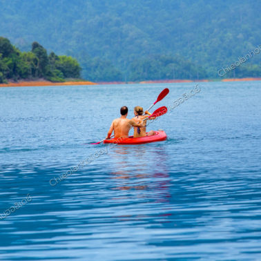 นักท่องเที่ยวมีความสุขกับการพายเรือคายัค
